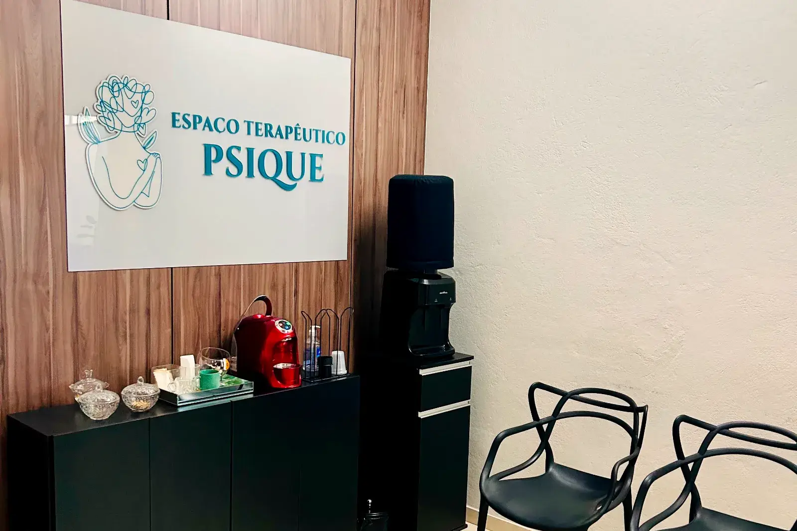 Entrada do consultório de psicanálise na Rua Sete de Setembro, 41, Centro de Pará de Minas, para quem vai chegar pela primeira vez